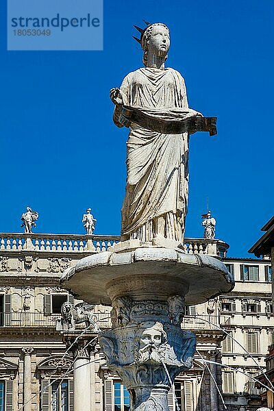 Brunnen mit der Statue Madonna Verona  Piazza delle Erbe  Verona mit mittelalterlicher Altstadt  Venetien  Italien  Verona  Venetien  Italien  Europa