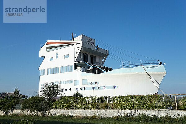 Poseidonas  Hotel in Form eines Schiffes  Strum  Fier  Albanien  Fieri  Europa