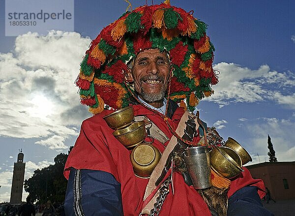 Marokko  Wasserverkäufer auf dem Place Djemaa El Fna in Marrakesch  Afrika