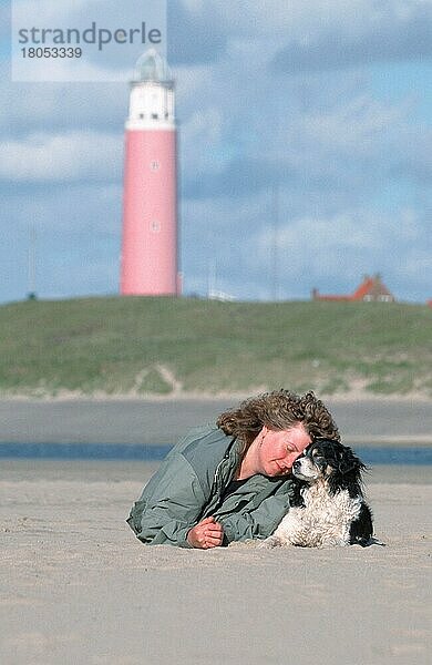 Frau und Mischlingshund am Strand  Texel  Niederlande  Europa