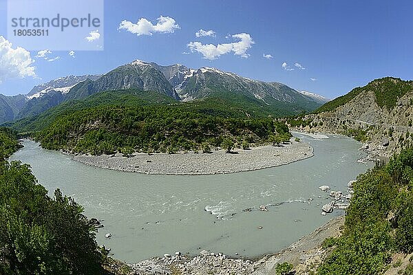 Fluss Vjosa bei Stembec  SH75  Berg Mali i Drites  Gebirge Nemeckes  Albanien  Europa