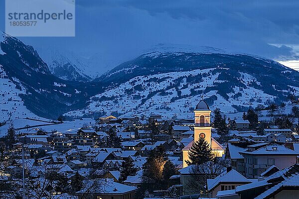 Ortsansicht  Mauren im Winter  Schnee  Kirche  Dämmerung  Blaue Stunde  Rheintal  Liechtenstein  Europa