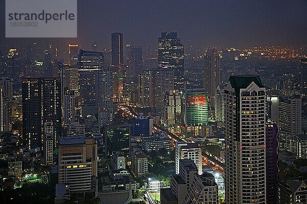 Die Skyline der beleuchteten Hauptstadt Bangkok bei Nacht mit Blick auf die Wolkenkratzer und Bürogebäude  Thailand  Asien