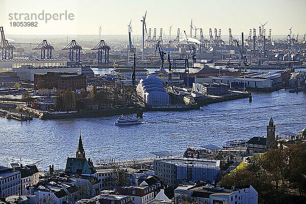 Ausblick von der Hauptkirche St. Michaelis  genannt Michel  auf die Norderelbe den Hafen  Hamburg  Deutschland  Europa