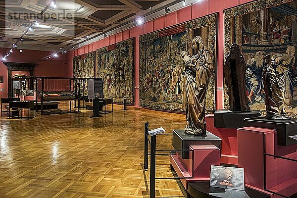 Holzskulpturen und Wandteppiche aus dem 16. Jahrhundert im Museum Cinquantenaire in Brüssel  Belgien  Europa