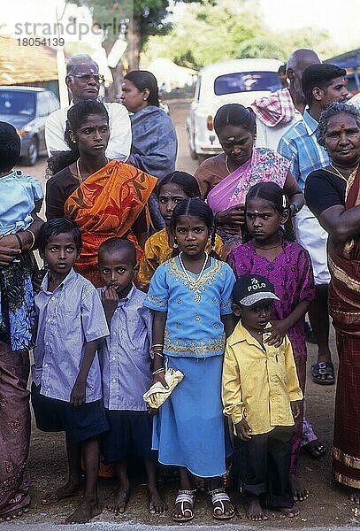 Zuschauer  Chariot-Festival in Pillaiyarpatti  Tamil Nadu  Indien  Asien