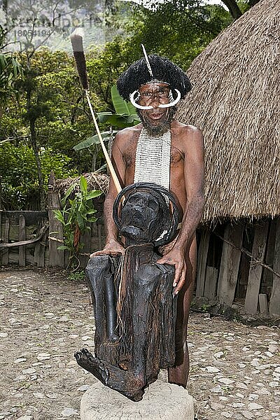 Dani Häuptling mit Kurulu-Mumie  Baliem Valley  West-Papua  Mumie  Indonesien  Asien