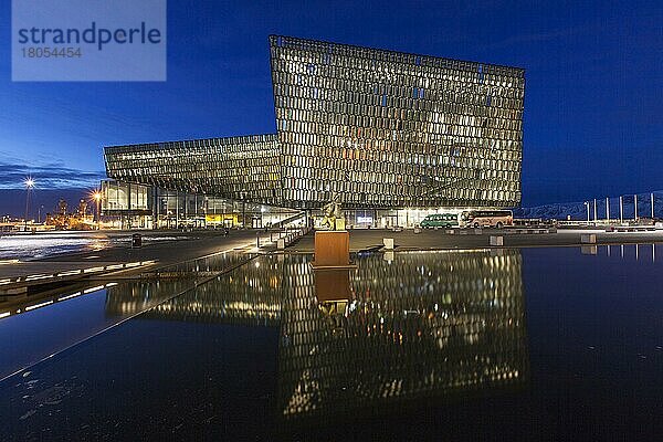 Harpa Konzerthalle und Konferenzzentrum bei Nacht beleuchtet in Reykjavik  Island  Europa