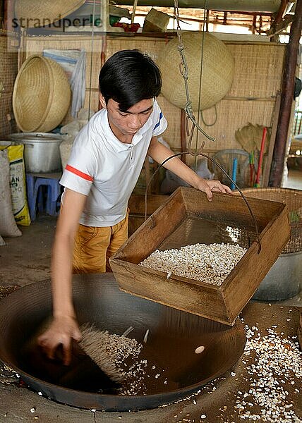 Schauproduktion  Puffreis  Mekongdelta  Vietnam  Asien