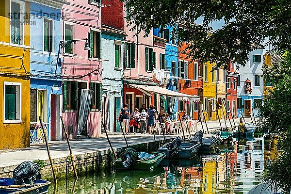 Insel Burano mit ihren bunten Fischerhäusern an Kanälen in der Lagune von Venedig  Venetien  Italien  Venedig  Venetien  Italien  Europa