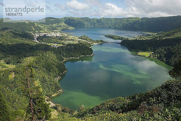 Lagoa Verde und Lagoa Azul (Caldeira) das Sete Cidades  Sao Miguel  Azoren  Portugal  Kratersee  Europa