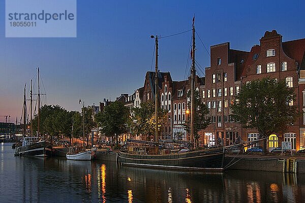 Museumshafen bei Nacht mit an der Untertrave liegenden Traditionsseglern in der Hansestadt Lübeck  Schleswig-Holstein  Deutschland  Europa