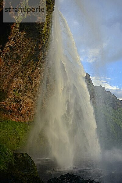 Wasserfall Seljalandsfoss  Fluss Seljalandsa  Island  Europa