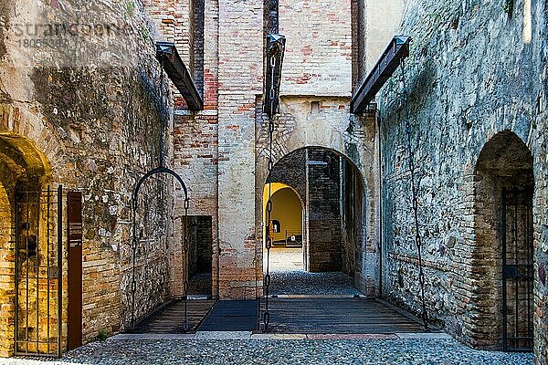 Sirmione mit Skaligerkastell  Zugbrücke  am südlichen Gardasee  Italien  Sirmione  Gardasee  Italien  Europa