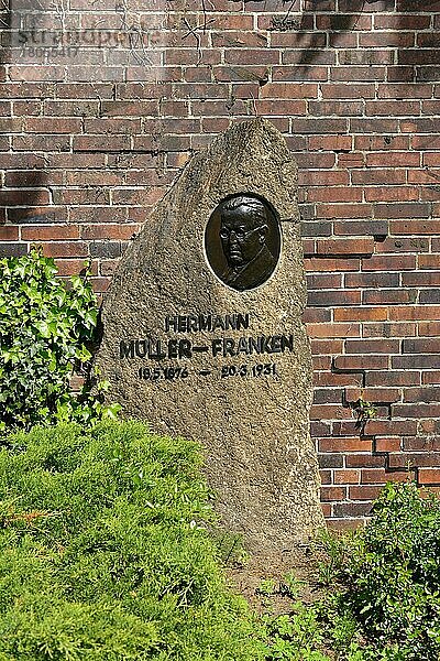 Grab  Hermann Müller-Franken  Gedenkstätte der Sozialisten  Zentralfriedhof Friedrichsfelde  Gudrunstrasse  Lichtenberg  Berlin  Deutschland  Europa