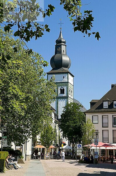 Kirche St. Johannes Baptist  Attendorn  Sauerland  Nordrhein-Westfalen  Deutschland  Europa