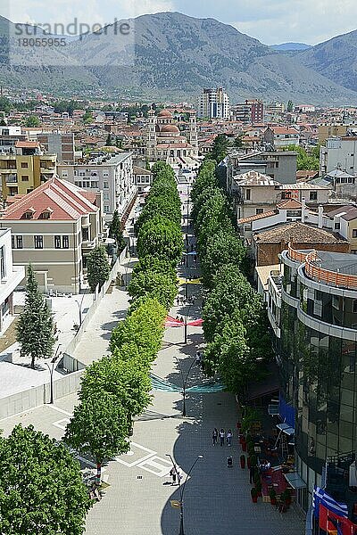 Fußgänger-Promenade  Blick vom Red Tower auf Boulevard Shen Gjergji  Stadtzentrum  Korca  Fu?g?nger-Promenade  Korça  Albanien  Europa