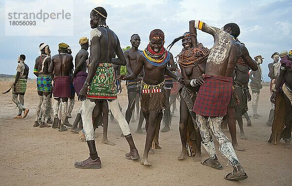 Nyangatom  Bume  Buma  Bumi  stamm  Tanz-Zeremonie  tanzende Männer und Frauen  Omo-Tal  Äthiopien  Afrika