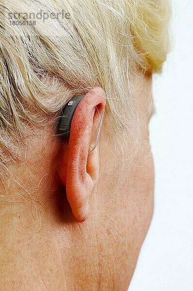 Modernes  schwerhörig  kleines Hörgerät  Frau  55  60 Jahre  Schwerhörigkeit  Deutschland  Europa