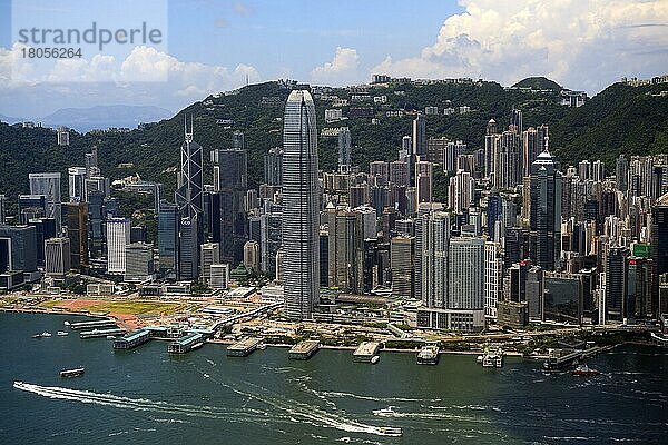 Central und Hongkong River  Blick aus 400 Meter Höhe vom 484 Meter hohen International Commerce Center  ICC in Kowloon  Hongkong  China  Asien