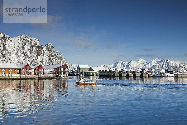 Fischerboot und Roburhütten bei Svolvaer  Svolvær im Schnee im Winter  Lofoten  Norwegen  Europa