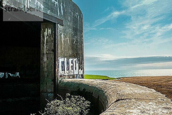 Deutscher Bunker aus dem Zweiten Weltkrieg mit Blick auf das Meer  Atlantikwall