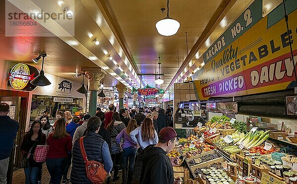 Menschen in einer Markthalle  Verkaufsstand mit Gemüse  Public Market  Farmers Market  Pike Place Market  Seattle  Washington  USA  Nordamerika