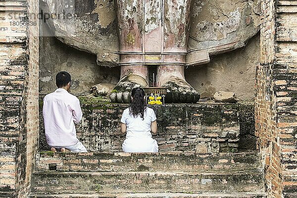 Betende Gläubige  Tempelanlage Wat Mahathat  Sukhothai Historical Park  Thailand  Asien