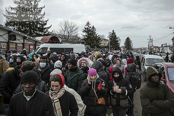 Ukrainische Flüchtlinge an der Grenze  vor der Grenzkontrolle haben sich lange Schlangen gebildet  Grenzübergang  Mostyska  Ukraine  Europa