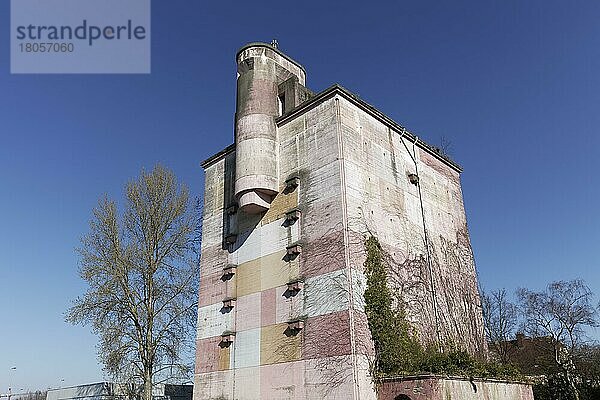 Hochbunker aus dem 2. Weltkrieg am Werksgelände der Bayer AG  Fassade rosa bemalt  Leverkusen  Nordrhein-Westfalen  Deutschland  Europa