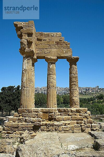 Tempel der Dioskuren  Tal der Tempel  Agrigent  Sizilien  Italien  Europa