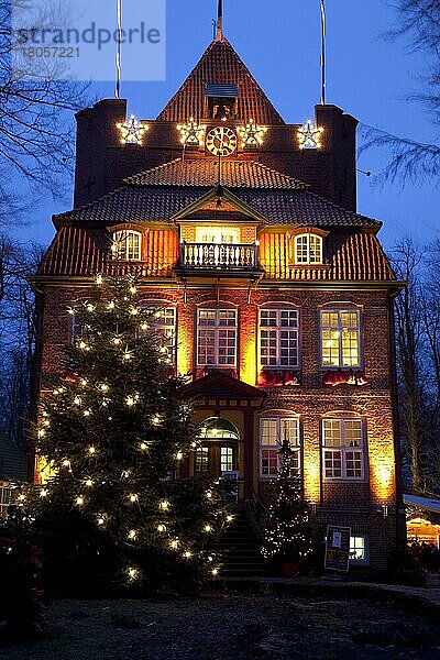Schloss Ritzebüttel an Weihnachten Cuxhaven  Weihnachtsbaum  Niedersachsen  Deutschland  Europa