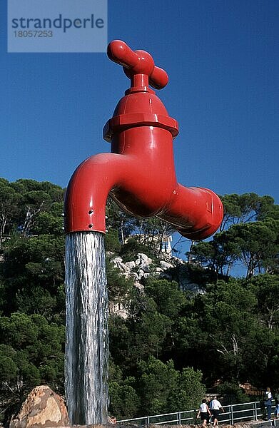 Brunnen in Form von Riesenwasserhahn  Cala Galdana  Menorca  Balearen  Spanien  Wasserhahn  Europa