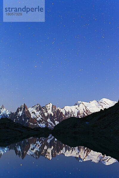 Aiguilles de Chamonix spiegeln sich im Lac Blanc  Mont Blanc  Haute-Savoie  Region Rhone-Alpes  Naturreservat Aiguilles Rouges  Französiche Alpen  Frankreich  Europa