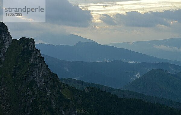 Berge rund um den Gipfel Ciemniak  Hohe Tatra  Polen  Europa