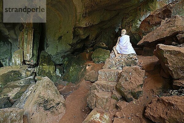 Sitzende Statue eines Mönchs  Höhlentempel Wat Tham Suwan Khuha  Phang Nga  Thailand  Asien