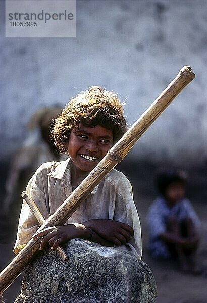 Stammesangehöriger Junge in Balle  Kabini  Karnataka  Indien  Asien
