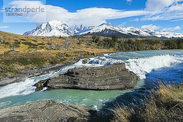 Kaskade  Cuernos del Paine hinten  Nationalpark Torres del Paine  Chilenisches Patagonien  Chile  Südamerika