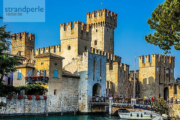 Sirmione mit Skaligerkastell  am südlichen Gardasee  Italien  Sirmione  Gardasee  Italien  Europa