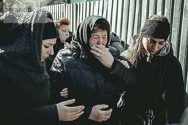 Beerdigung von Oleg Jaschtschischin  Kirilo Wischiwanij  Sergej Melnik und Rostislaw Romantschuk in der Jesuitenkirche St. Peter und Paul  die vier Offiziere kamen zwei Tage vorher in einem Militärlager nahe der Grenze zu Polen in Jaworiw bei einem russischen Raketenangriff um  mindestens 35 Menschen starben  Lwiw  Ukraine  Europa