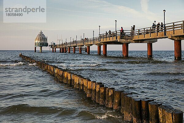 Seebrücke  Tauchgondel  Zingst  Fischland-Darß-Zingst  Mecklenburg-Vorpommern  Deutschland  Europa