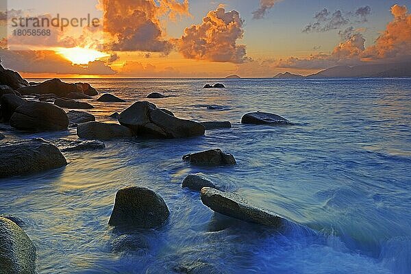 Sonnenuntergang am Anse Soleil  Insel Mahe  Seychellen  Afrika