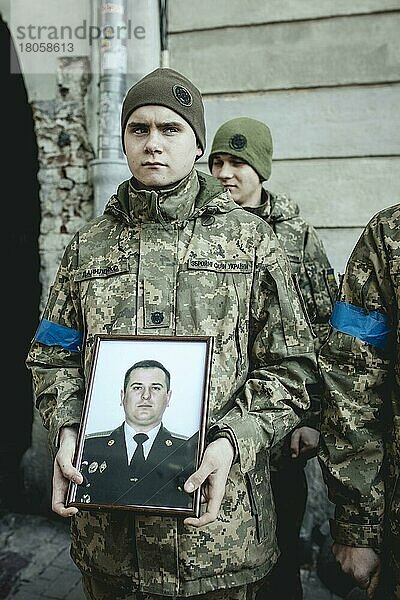 Beisetzung von Oleg Jaschtschischin  Kirilo Wischiwanij  Sergej Melnik und Rostislaw Romantschukauf dem Lychatik-Friedhof  die vier Offiziere kamen zwei Tage vorher in einem Militärlager nahe der Grenze zu Polen in Jaworiw bei einem russischen Raketenangriff um  mindestens 35 Menschen starben  Lwiw  Ukraine  Europa