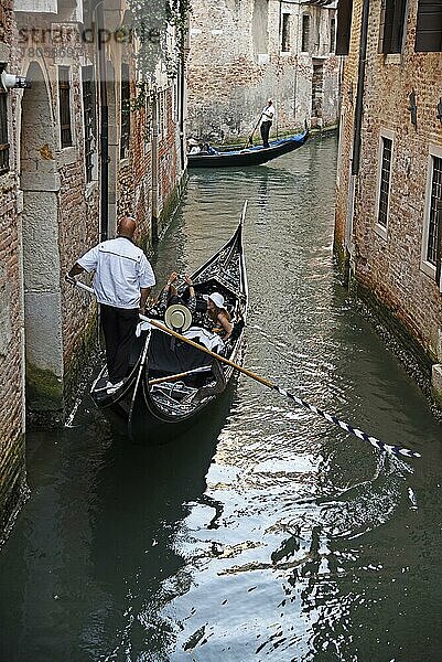 Touristen  Gondoliere  Gondel  Gondeln  Kanal  Venedig  Venezia  Veneto  Italien  Europa