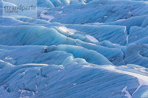 Blaue Eisformationen auf dem Svinafellsjökull  Arm des Vatnajökull  Islands größtem Gletscher im Winter