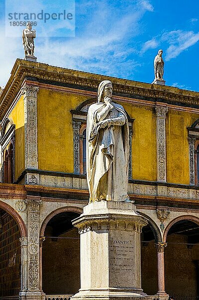 Denkmal für Dante  Piazza delle Erbe  Verona mit mittelalterlicher Altstadt  Venetien  Italien  Verona  Venetien  Italien  Europa