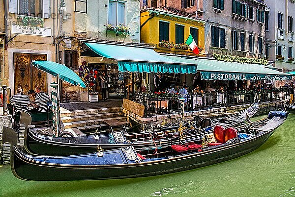 Gondolieri  Gondeln  Kanäle und Brücken  Viertel San Marco  Venedig  Lagunenstadt  Venetien  Italien  Venedig  Venetien  Italien  Europa
