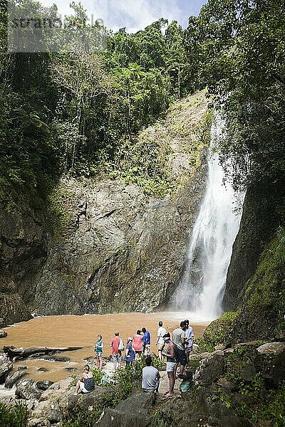 Touristen an Wasserfall  am Navua-Fluss  Pacific Harbour  Viti Levu  Fiji  Fiji-Inseln  Navua River  Fidschi  Ozeanien