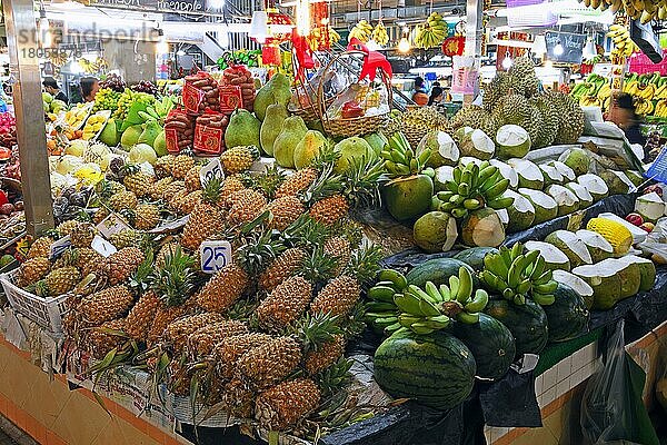 Riesiger Auswahl an frischem Obst und Gemüse  Banzaan fresh market  Patong Beach  Phuket  Thailand  Asien