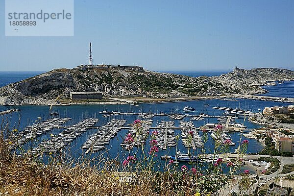 Blick von Ile Pomegues auf Port de Friaoul und Ile Ratonneau  Friaoul Inseln  Marseille  Mittelmeer  Archipel du Frioul  Frankreich  Europa
